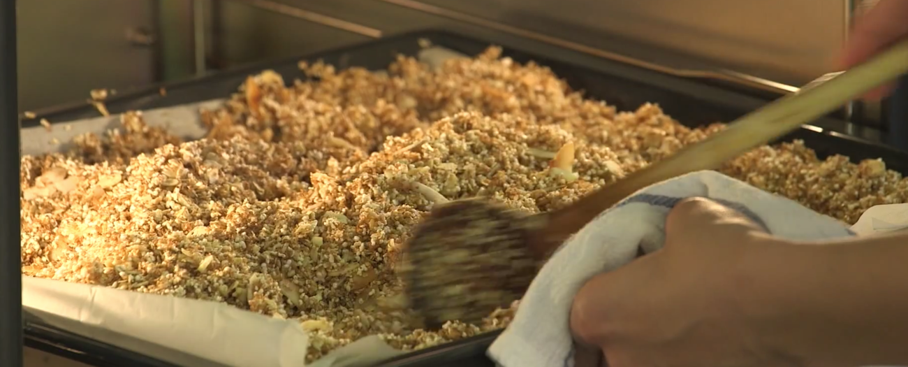 Mandulás-kókuszos házi granola zabtejszínes málnaöntettel